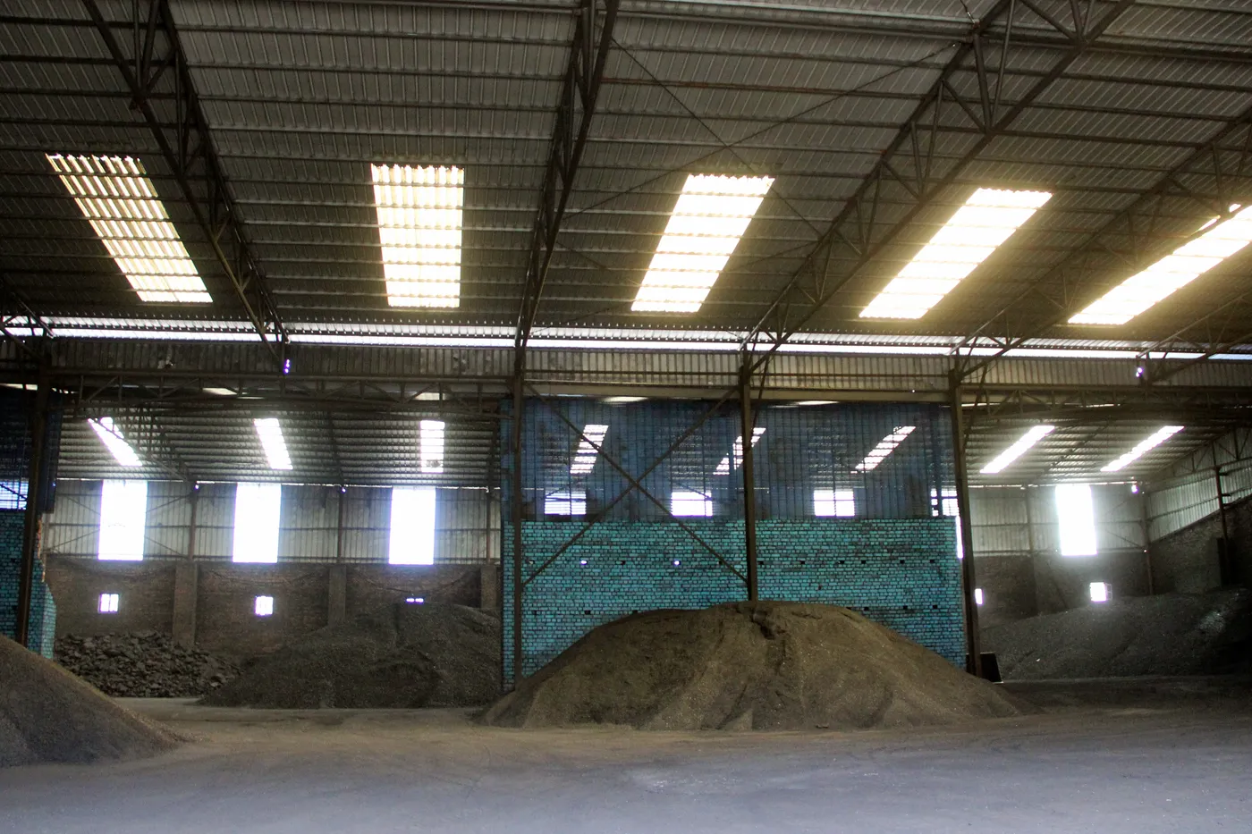Warehouse loading zone with bulk material handling