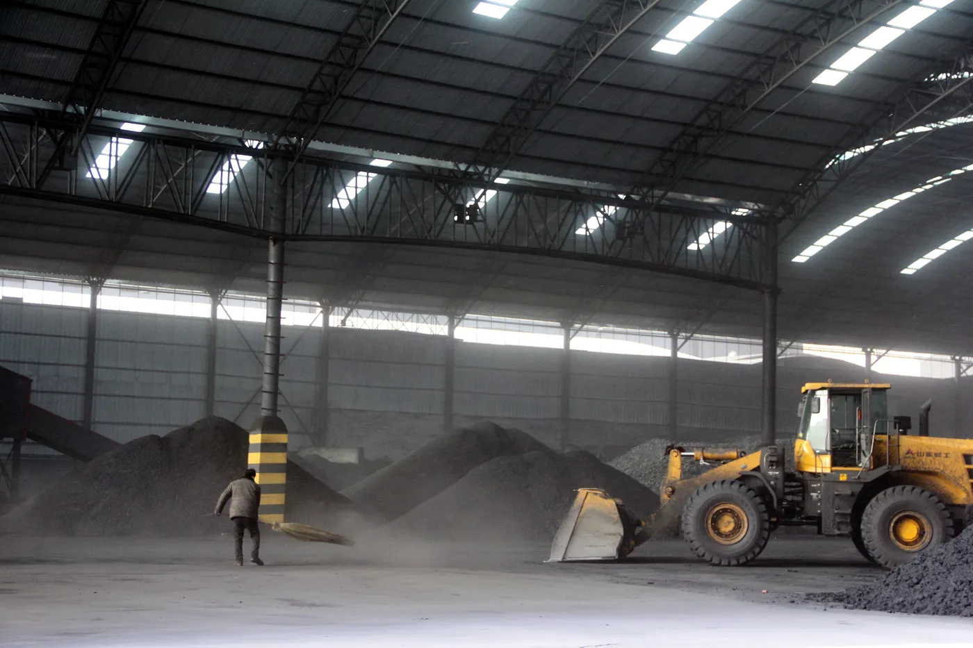 Raw material storage area with segregated bays